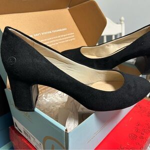Lifestride Suede Black Heels
Size 6.5